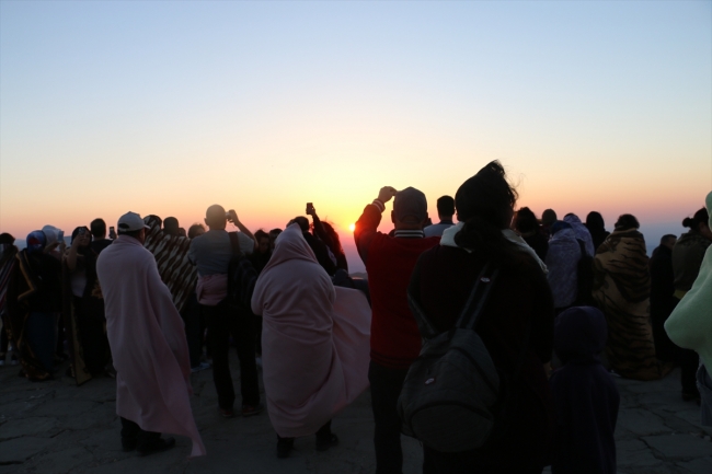 Turistler güneşin doğuşunu Nemrut Dağı'ndan izledi